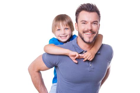 Foto de un padre y su bebé sonriendo y vistiendo camisetas a juego con un mensaje tierno.