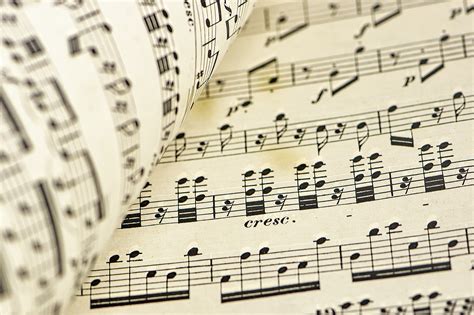 imagen de partituras de música clásica con notas musicales flotando.