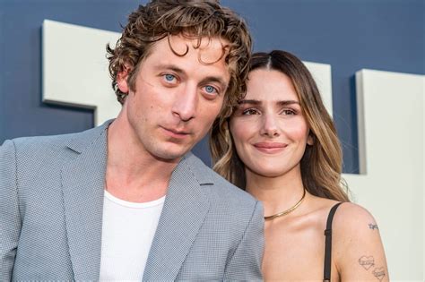 Jeremy Allen White junto a sus hijas, reflejando su faceta como padre dedicado y presente en su día a día.