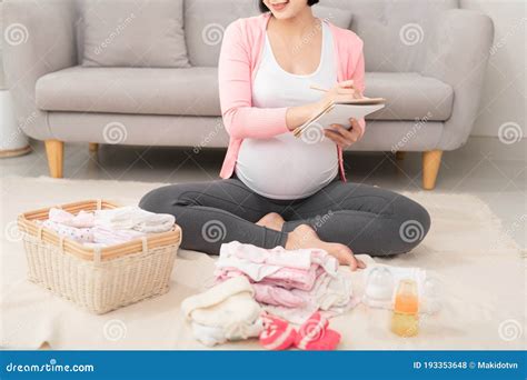 Mujer embarazada revisando una lista de preparación para el hospital