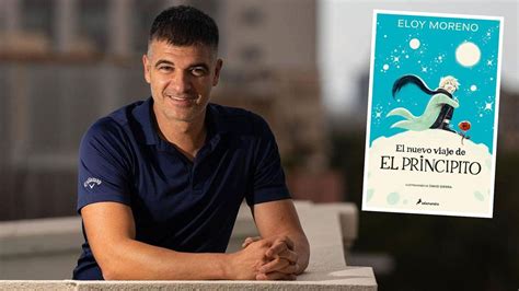 Foto de Eloy Moreno sonriendo con un libro en la mano