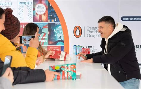 Eloy Moreno interactuando con lectores durante una firma de libros