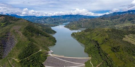 Panorámica del Embalse de Forata con las montañas circundantes