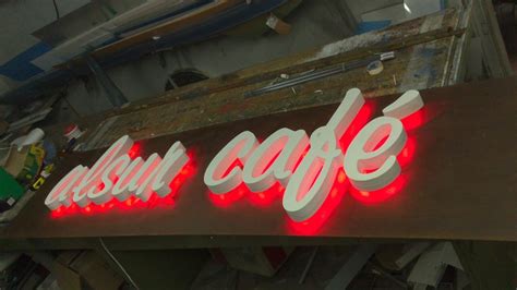 Vista exterior de un bar-kebab moderno con un rótulo 