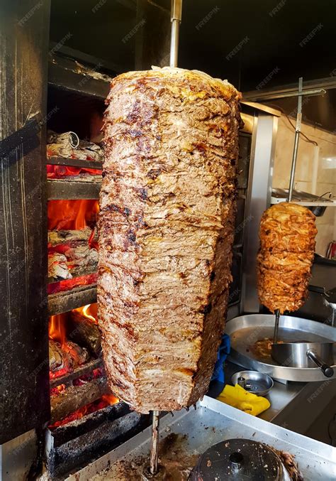Primer plano de un kebab con carne seca y poca cantidad de relleno