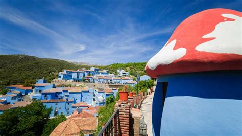 Fotografía aérea del pueblo de Júzcar, España, completamente pintado de azul