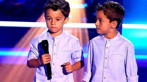 Foto de los gemelos Cortés en el escenario de La Voz Kids
