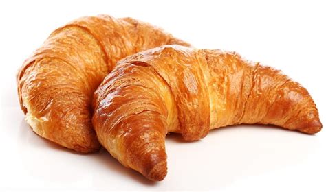Foto de un croissant tradicional de media luna sobre una mesa de desayuno