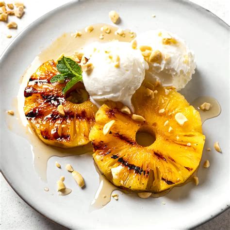 Plato de postre con piña fresca y rodajas