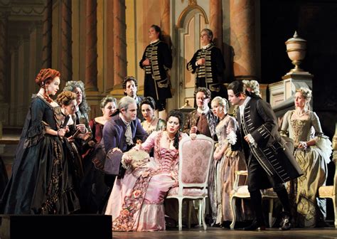 Escenario de ópera con una representación dramática de Otello de Verdi.