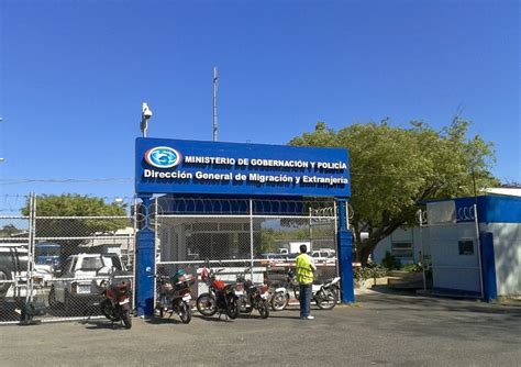Fotografía de las instalaciones de Élite Pinturas y muestra de su catálogo de productos profesionales