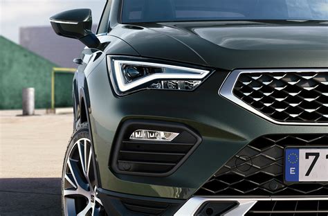 Detalle de la parrilla y los faros LED del SEAT Ateca renovado.