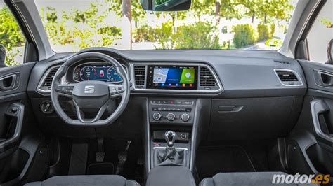 Interior del SEAT Ateca con pantalla táctil y materiales de calidad.