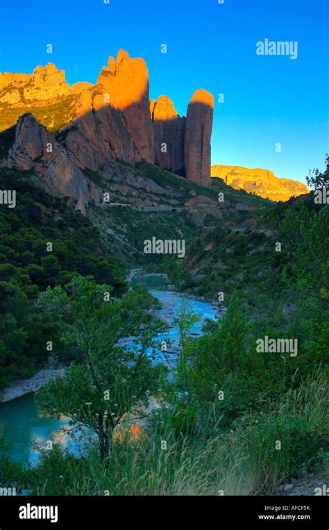 Vista panorámica de los Mallos de Riglos con el río Gállego en primer plano