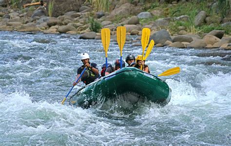 Fotografía de una balsa de rafting descendiendo por los rápidos del río Gállego