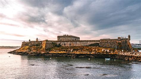 Grabado antiguo del Castillo de San Antón y la Ría