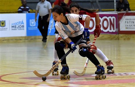 Foto histórica de un partido de hockey sobre ruedas o patines
