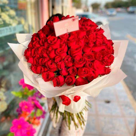 Rosas rojas frescas en un ramo