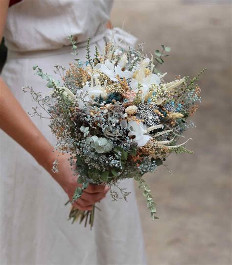 Ramo de novia con flores variadas de invierno