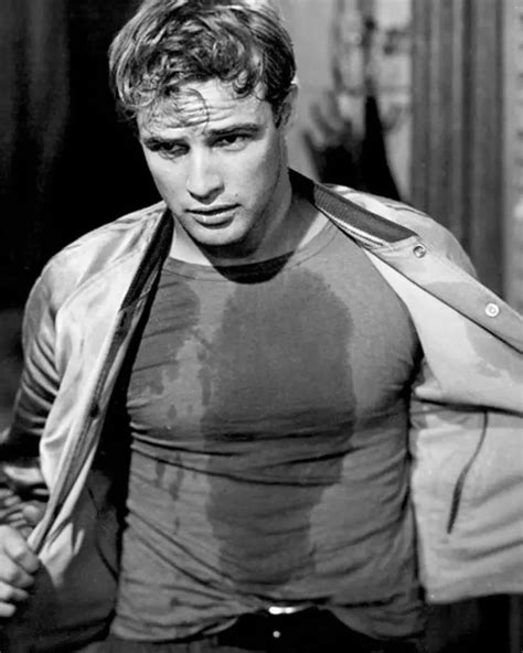 Foto de Marlon Brando joven y una foto de Courtney Love antes de cirugías para comparar