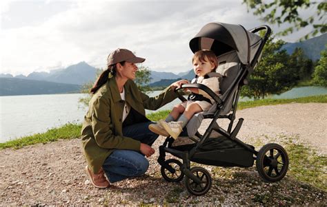 imagen de una familia usando una silla de paseo todoterreno en un entorno rural