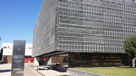 Interior del espacio ajardinado central de Intertronic Internacional en Paterna, destacando su integración natural y funciones climáticas