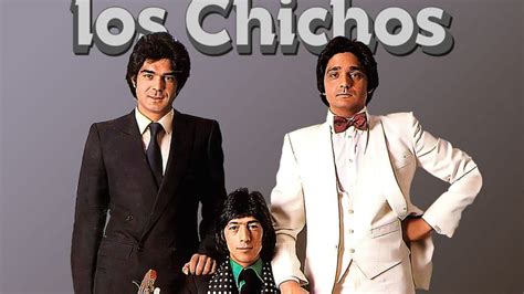 Foto histórica del trío Los Chichos en sus inicios sobre un escenario