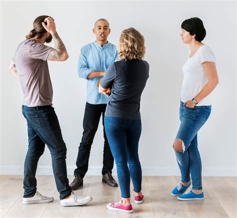 Imagen de un grupo de personas discutiendo o debatiendo, representando el diálogo sobre temas religiosos.