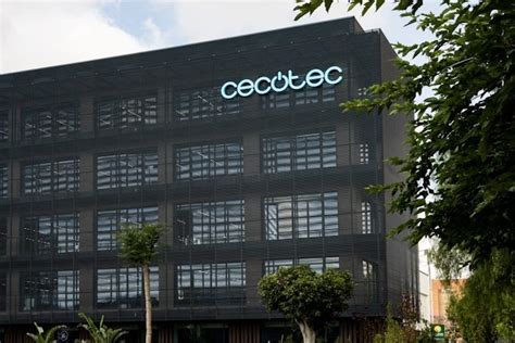 Fotografía de las instalaciones de Cecoffice, destacando su diseño sostenible y moderno.