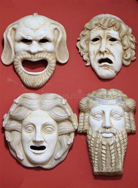 Colección de máscaras griegas antiguas utilizadas en el teatro