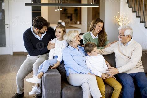 Familia multigeneracional interaccionando