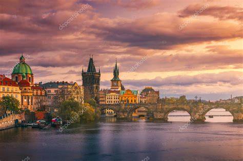 Panorámica del Puente de Carlos sobre el Moldava en Praga
