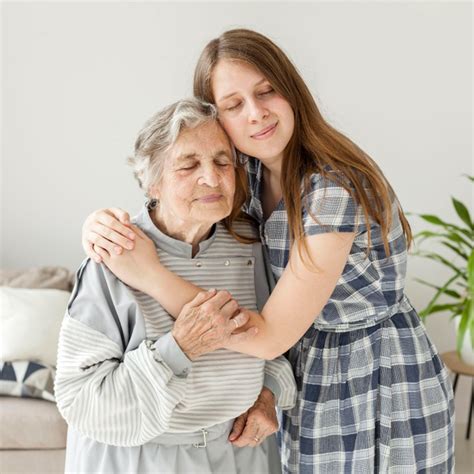Foto temática de una abuela paterna interactuando con su nieto