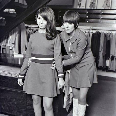 Diseñadora Mary Quant en su boutique Bazaar en Londres, 1960s
