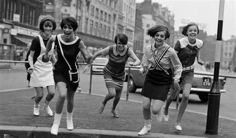 Protesta de jóvenes a favor de la minifalda frente a Dior en 1966