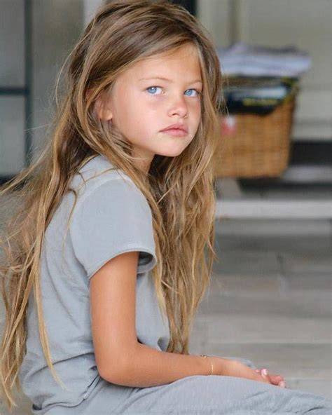 Fotografía de archivo de Thylane Blondeau a los seis años, luciendo su característica melena rubia y ojos celestes que la hicieron famosa mundialmente.
