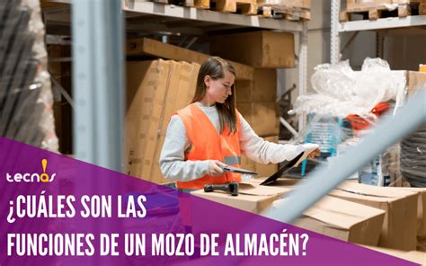 mozo de almacén organizando cajas en un almacén
