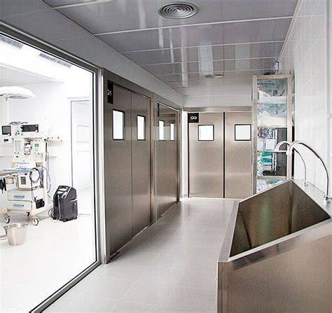 Fotografía de instalaciones hospitalarias modernas con espacios amplios e iluminados para la atención materna.