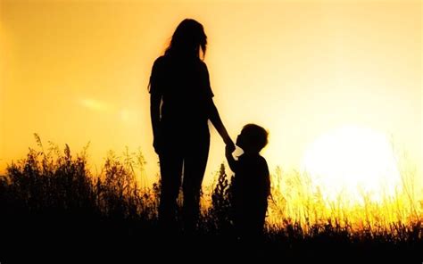 Una ilustración artística que representa el vínculo eterno entre una madre y su hijo a través de la calidez de un abrazo.