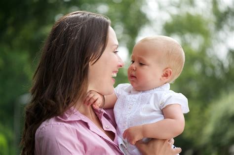 Madre y bebé mirándose, mostrando la conexión gradual