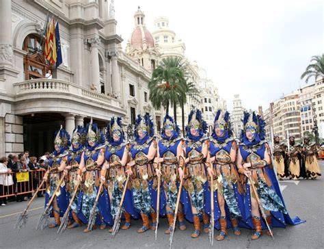 Fotografía de un desfile de Moros y Cristianos en Ontinyent