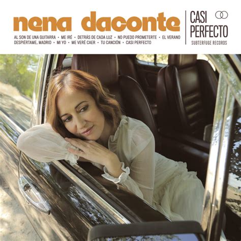 Fotografía promocional del álbum Casi Perfecto de Nena Daconte con estética inspirada en la literatura de García Márquez