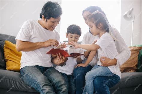 Padres enseñando a sus hijos sobre la seguridad corporal