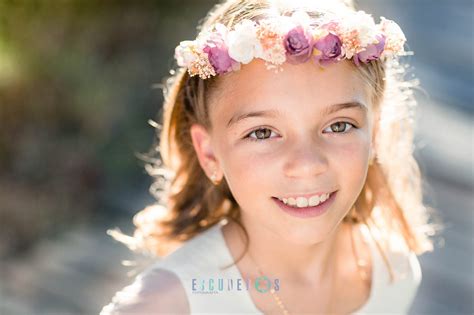 Fotografía natural de niña al aire libre para sesión de comunión
