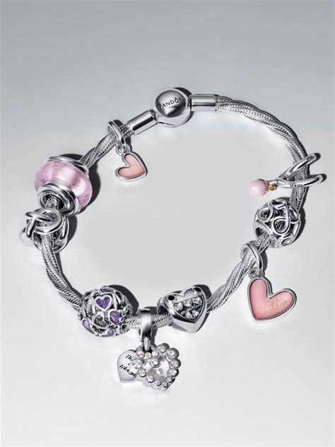 Imagen de una selección de charms y collares Pandora que ilustran la variedad y el diseño de la marca.
