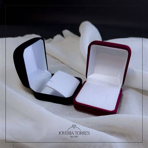 Fotografía: Selección de joyas elegantes y estuches para guardar accesorios.