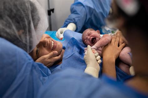 Madre con su bebé recién nacido en un parto respetado
