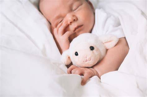 Bebé durmiendo plácidamente con un sonido de fondo