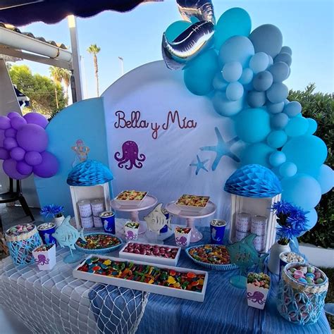 Mesa dulce temática con decoraciones infantiles y postres pequeños