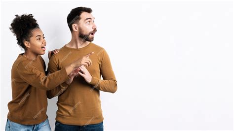 Pareja sorprendida en un encuentro romántico inesperado